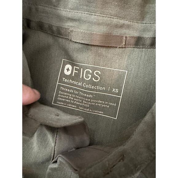 FIGS Men's Olive Green Elmina Collared Top & Kauro Cargo Scrub Pants Size XS - Picture 6 of 13